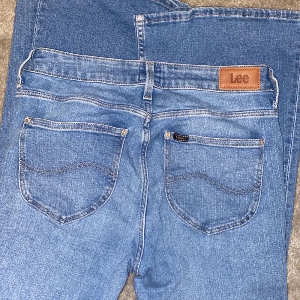 Säljer mina jättefina lee jeans då de är för små för mig. Dom har jättefin tvätt och har andvänt de max 3 gånger. Köpta för 1000 kronor på carlings. Dom är mer åt de lågmidjade hållet. Funkar till det mesta💓💓 pris går att diskuteras! W29 L31. Jeans & Byxor.