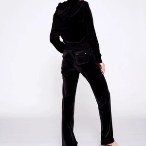 Juicy couture sett - intressekoll på mitt svarta juicy sett, tröjan köptes för 1100 och byxorna 1000. säljer isånnafall för 1500, kan gå ner i pris! eller 750 för bara ett plagg. skriv privat för bilder.😊💖