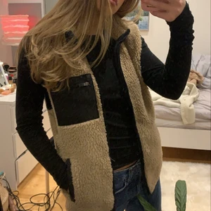 Teddyväst - Säljer min teddyväst då den inte kommer till användning längre, men så snygg att komplettera outfits med!  Kan mötas i stockholm eller frakta ;) Jag bär oftast S i kläder så ni ser hur passformen är på mig!