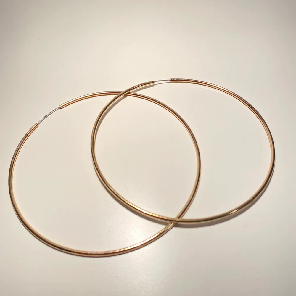 Superfina ring-örhängen som inte kommer till användning. Det är ganska stora ringar med en diameter på ungefär 9cm. Accessoarer.