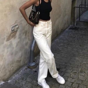 Weekday Vita Rowe Jeans 28x32 - INTE MIN BILD! Stl 28x32, säljer mina absolut favorit jeans, den populära modellen rowe pga att det inte längre passar. Jeansen är i superbra skick. Org 500kr mitt pris 250!