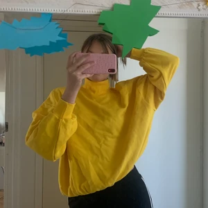 Gul polo från BIKBOK - JÄTTEFIN! Cool polo-sweatshirt från BIKBOK! Resår i midjan. Storlek S. Aldrig använd! ❤️ polon går att vika ner! 