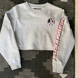 Croppad hoodie från BikBok - Sjukt cool croppad hoodie från BikBok! Skit coolt tryck på ryggen.