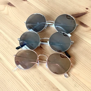 Solglasögon! - Säljer 3par snygga solglasögon! 30kr/st + 30 kr frakt. 100kr för alla tre inklusive frakt☺️ 