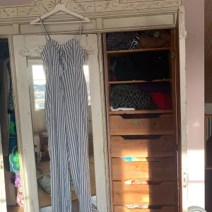 Jumpsuit - Pretty little thing - Strl 36 - Köpt på ASOS- märket Pretty little thing. Inköpt förra sommarn. Aldrig använd för är för lång för mig som är 1,70. Härligt tunnt material, dragkedja i sidan. Snöre framtill. Aldrig använd. Inköpt för 400                    Gratis frakt!!