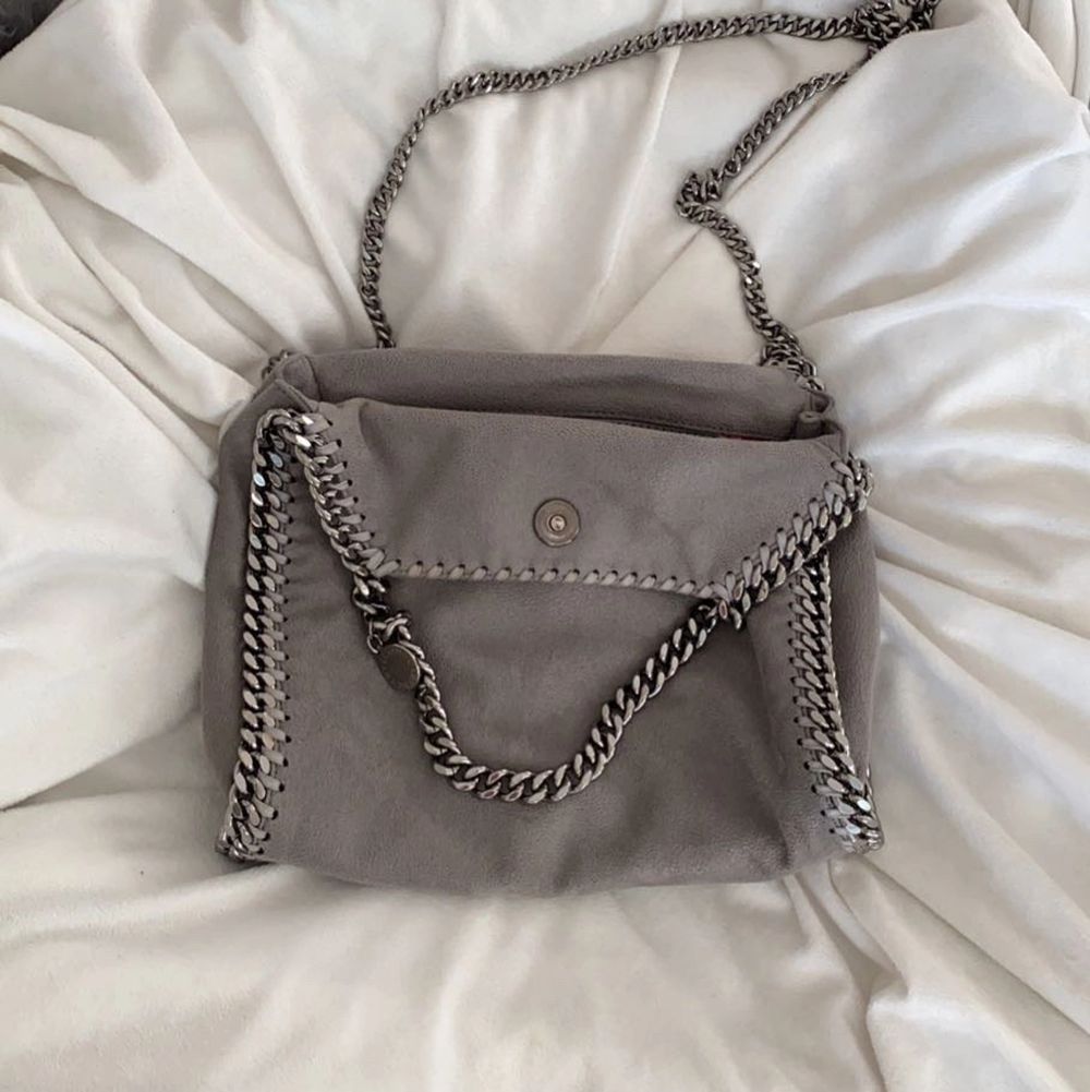 Säljer min superfina stella McCartney väska i ljusgrå. Den är helt utan några skador eller fläckar och är väl skött. Dustbag och box finns. Budet börjar på 3500 och tar ej emot lägre bud. Nypris runt 7000. Köp direkt för 4200 LEDANDE BUD: 3800. Väskor.
