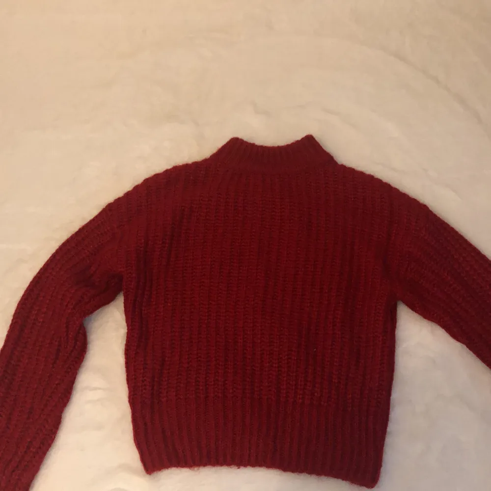 Säljer den här jättefina röda stickade tröjan. Bara använd fåtal gånger nypris 299kr . Stickat.