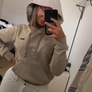 Beige hoodie med tryck  - Nästan aldrig använd. Frakten ingår i priset💞💞