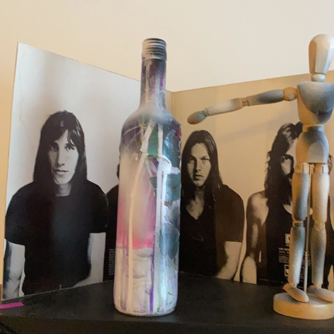 Målad vinflaska i akryl 