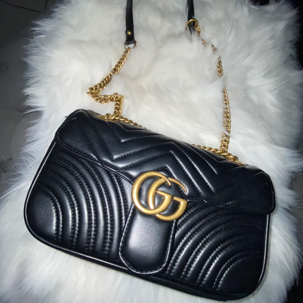 Gucci Marmont i storleken Small. Nyskick och i äkta läder. . Väskor.