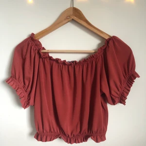Off-shoulder topp - Söt mörkrosa off-shoulder topp från Gina Tricot💕 Den är i M men skulle säga att den även passar S. Resor kring armarna och midjan och köpt för 250 kr. Skriv om du vill ha fler bilder och kolla in mitt konto för fler kläder och smycken🤍