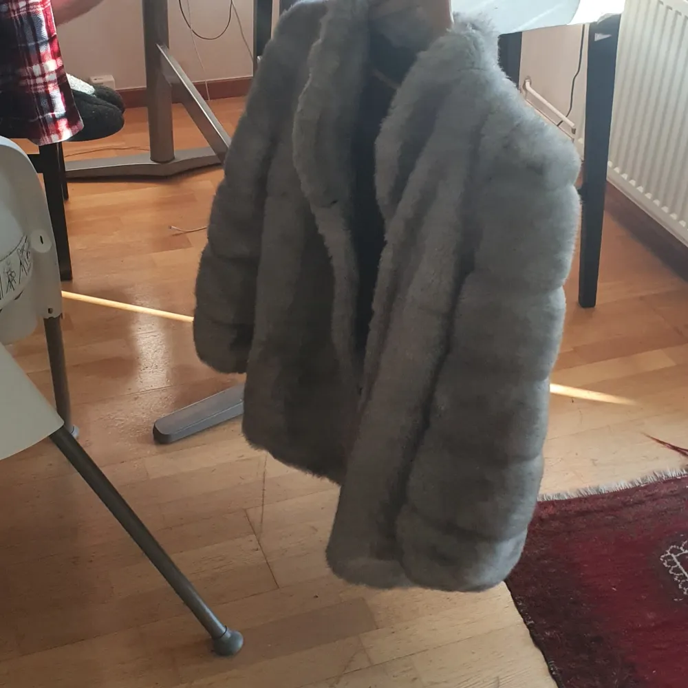 Säljer min åkt Sapphire mink fur coat som är I mycket bra skick och användade cirka en vecka. Den är mycket varmt och passar till vinter var.Den är mycket mysig och stylig och matcherar till allt. Finns fler bilder och bud I kommenterna ny pris 3499. Jackor.