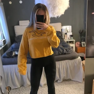 gul croppad sweatshirt - säljer denna croppad sweatshirt från hollister. superfin färg o passform men kommer ej till användning. köpt för 400kr. frakt 66kr tillkommer