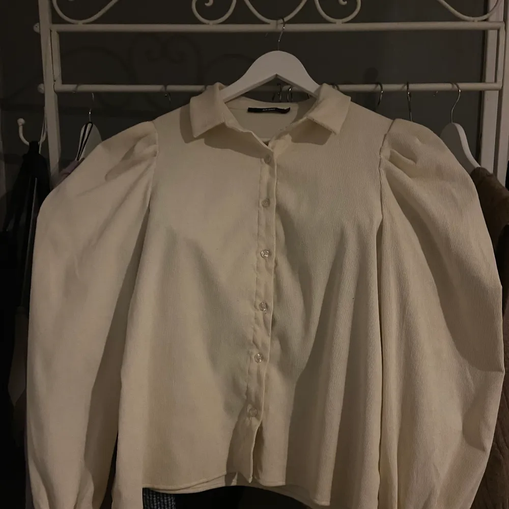 Krämfärgad skjorta, lite ribbad (första bilden), skit snygg!! Säljer då den inte kommer till användning! Frakt tillkommer📦 köpt för 450, säljer för 200. Skjortor.