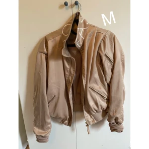 Jacka  - Använd 2-3 gånger endast. Du står för frakten om den skull skickas. 💞