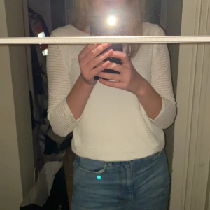MQ Tröja - Tröjan är ca 1 år gammal men har bara använts 2-3 gånger och är i gott skick. Det är storlek XS men jag skulle säga att den är stor för den storleken.