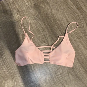 Bikiniöverdel - Endast testad och säljes för att den var för stor. Beställd från Shein i strl xs för 120kr