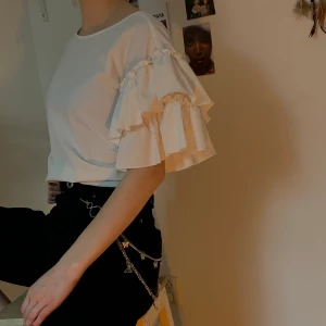 Tröja - Vit topp m volang!