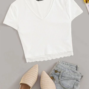 Topp - En v-ringad topp. Jättefin💘 (lite genomskinlig) Använd 1-2 gånger bara. 