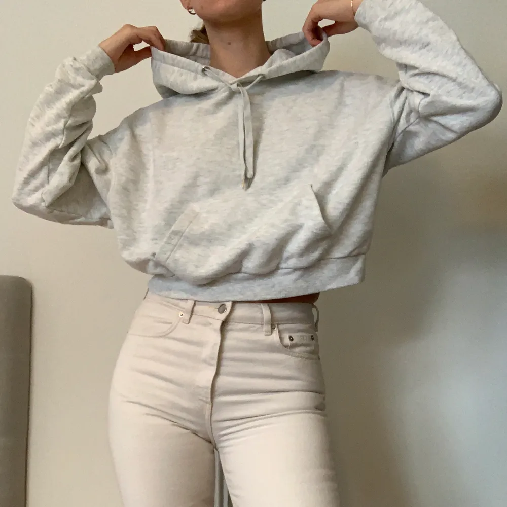 Croppad hoodie från H&M i storlek S, sparsamt använd men har blivit lite noppig i tvätten 🤍           Kolla gärna in mina andra annonser! . Hoodies.