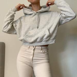 Croppad hoodie från H&M i storlek S, sparsamt använd men har blivit lite noppig i tvätten 🤍           Kolla gärna in mina andra annonser! 