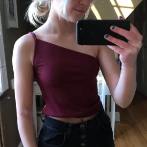 One shoulder tröja! - Så himla fin one shoulder tröja från ivyrevel! Super bra kvalite och knappt använd. 