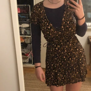 Supersöt sommarklänning  - Jättefin brun sommarklänning från weekday som jag säljer för att den är lite för liten för mig! 🥰  den är strl 38 men passar mindre! 