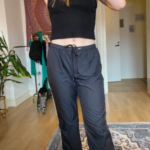 Trackpants! - Assnygga svarta trackpants i ett typ ”prassligt” material haahah och typ ”filt” på insidan. De är köpta på humana för ett tag sen men är bra skick & så nice!
