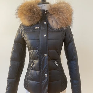 Rock and blue jacka dam, storlek 34 - En rock and blue dam jacka, endast använd en gång pågrund av förstor jacka. Storlek 34, som ny.