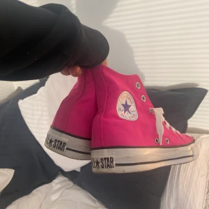 Höga converse - Intressekoll på dessa nästan oanvända höga converse i hot pink. Är strl 38 men passar även på mig som är en 39/40, tror även de skulle passa 37. Hör av dig för fler bilder. Kram💕