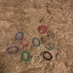 Ringar - Riktigt fina ringar i olika färger💓 finns i pastell , neon rosa ish, rosa, olika nyanser av blå, silver, Sage grön, grön och svart💓 de kostar 15kr styck