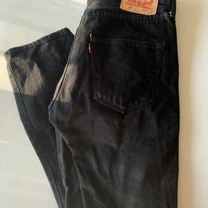 Svarta Levis 501 strl 31/32 men skulle säga att de är mer som 27-28/30. Knappt använda! Köpare står för frakt💞