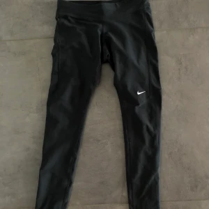 Nike löpartights  - Svarta löpartights från Nike i bra skick, strl xs. Betalning sker via swish och köparen står för frakten 💘😇