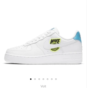 Air force  - Säljer dessa urcoola Nike skor, de är i mycket bra skick. Skriv gärna för fler bilder. Priset kan diskuteras💕