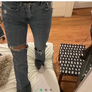 Jeans  - Säljer dessa super fina jeans, de är i mycket bra skick och har inga slitningar förutom längst ner på byxorna. De ska redan vara lite fransiga men har blivit ännu mer eftersom de är lite för långa för mig. Bilderna är lånade men skriv för fler bilder. 