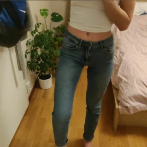 Låga Mom jeans  - Låga jeans från Noisy May i storlek 25/36. Sitter vid anklarna på mig som är 175 (när de inte är uppvikta) Påminner om mom jeans i modellen. Säljer då de jag inte längre får användning för dem. Superbra skick