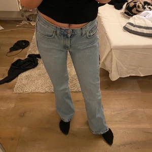 Jeans - Säljer dessa jättefina jeans som jag köpt second hand. Säljer då jag inte riktigt gillar hur de sitter på mig. Köparen står för frakt.