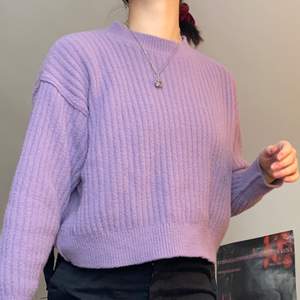 Jätteskön stickad tröja i söt färg från Urban Outfitters, använd ett fåtal gånger och är i nyskick. Märkt som S men sitter nästan mer som XS då den är lite croppad. Nypris är 350kr, dehär blir 160 med frakt!!:)