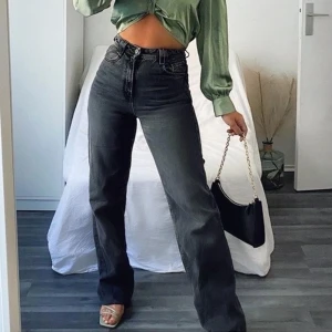 Zara 90s full lenght grey - Säljer nu mina Zara jeans som jag älskar men tyvär aldrig får användning för! Använd 1-2 gånger. Dem är raw cut så man kan klippa dem utifrån hur långa man vill ha dem, dessa är oklippta!!💓 storlek 38💓 kan fraktas eller mötas upp i Stockholm! Inköpta för 399kr 