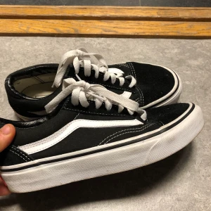 Old School vans storlek 36  - Nästan i helt ny skick, använda 2-3 gånger. Säljer för 350kr 