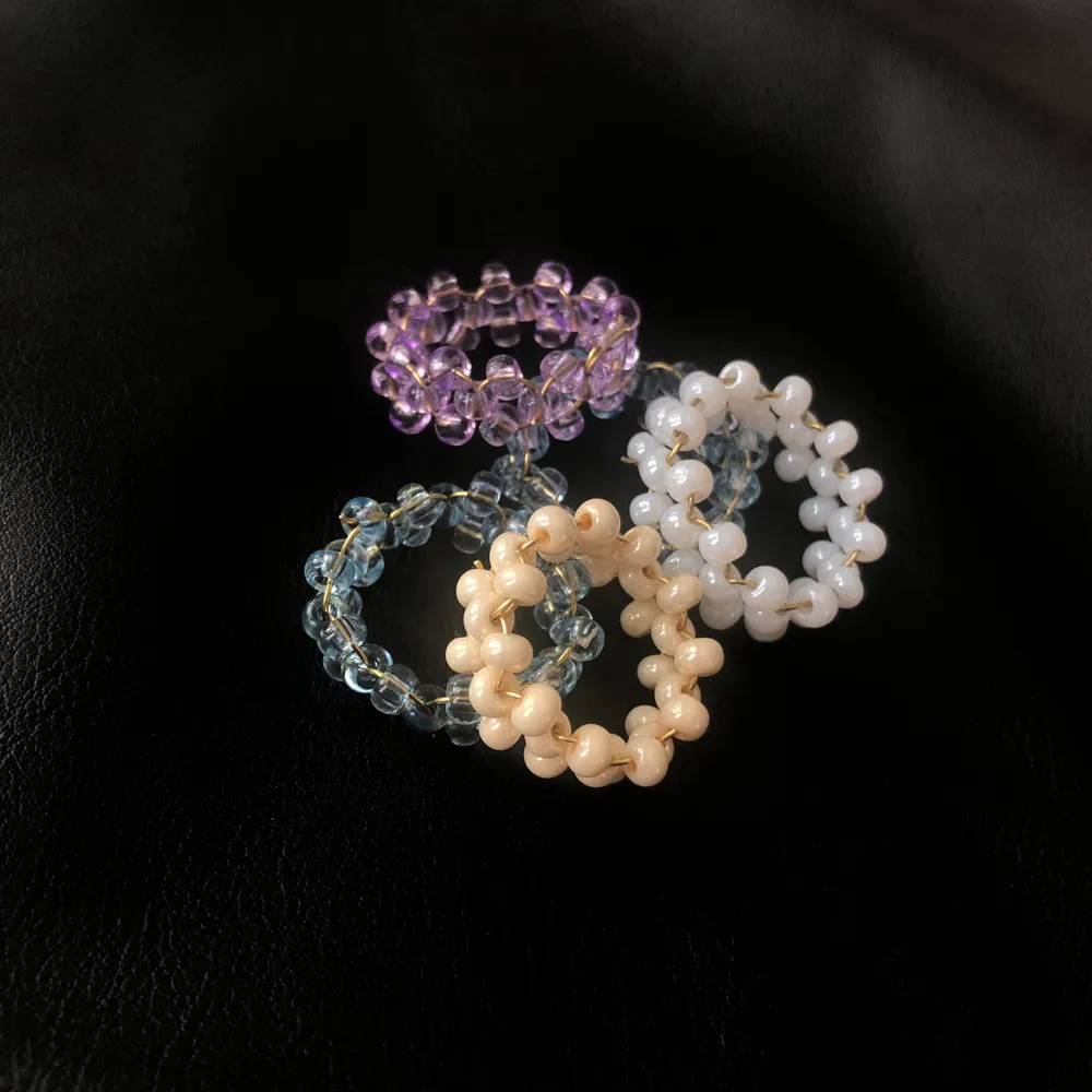 Handgjorda ringar för 39kr/st! Ringarna finns i färgerna blå, lila, vit & creme! Köp 3 valfria ringar för 100kr. Accessoarer.