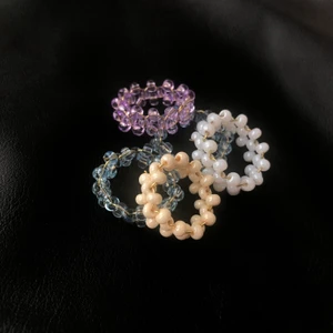 Pearl rings - Handgjorda ringar för 39kr/st! Ringarna finns i färgerna blå, lila, vit & creme! Köp 3 valfria ringar för 100kr