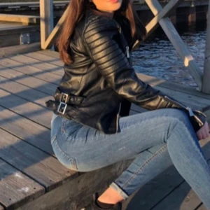 skinnjacka - köpt för 699kr, har nt kommit t användning, pris kan diskuteras💕