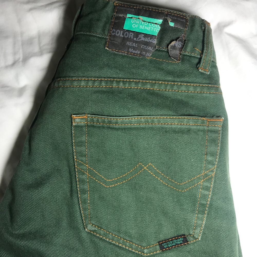 !köparen betalar frakten själv! mörk gröna United colors of benetton jeans med orange-bruna sömmar. Sitter fast i midjan och har en straight leg fit. Gjorda i Italien och har super bra kvalitet i tyget. Inte stretchiga men sitter som en smeck i rumpan och formar kroppen på bästa sätt.. Jeans & Byxor.