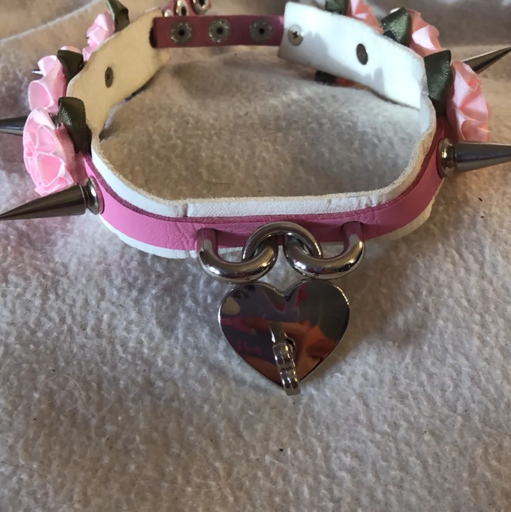 Sjukt söt rosa choker med nyckel och lås!! 💞🔐 Har använts fåtal gånger och är jättebekväm att ha på sig! Kan eventuellt bjuda på frakten vid snabb affär 🥰. Accessoarer.