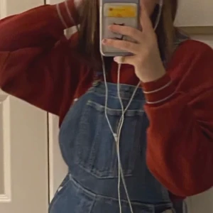 Hängselbyxor - Säljer ett par hängselbyxor som jag köpte på Plick men var tyvärr för små:( Storlek S och i topp skick. Vid frågor eller mer bilder kom privat😊