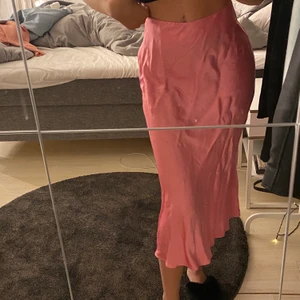 Zara Kjol strl Xs - Jätte fin satin kjol från zara, använd ett fåtal gånger och är i fint skick💕💕💕 den är skrynklig på bilden men det går såklart att fixa! Pris kan diskuteras
