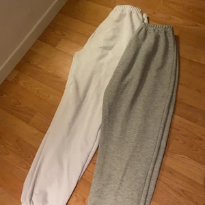 Mjukisbyxor - Två par mjukisbyxor från Prettylittelthing🥰 ett par gråa och ett par vita. Väldigt sköna och stretchiga. Storlek M men funkar som S också!! 70kr för ett par och 120 kr för båda😌