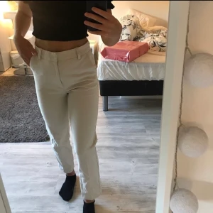 Kostym byxor - Sååå fina beiga kostymbyxor! Stolek 36(jag är 162) säljer pga att dom bara ligger (tyvärr). Pris kan diskuteras