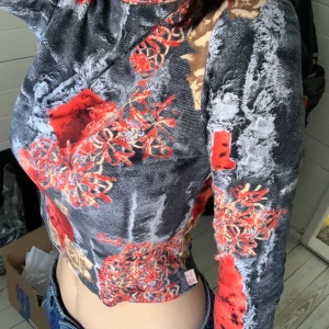 Långärmad tröja - Långärmad tröja med tryck över hela! Skriv för fler bilder och frågor💕 köparen står för frakt